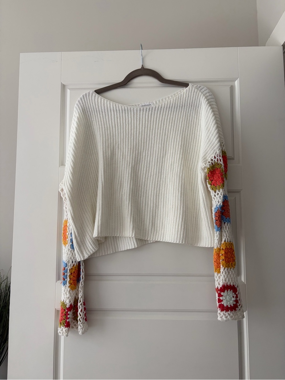 Vestique Women’s Cream Crochet-Sleeve Knit Sweater